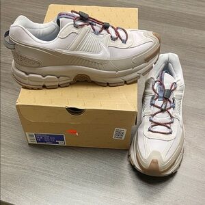 Nike Men's Vomero Roam winterized sneakers. Size 11.5. Brand new. Never worn